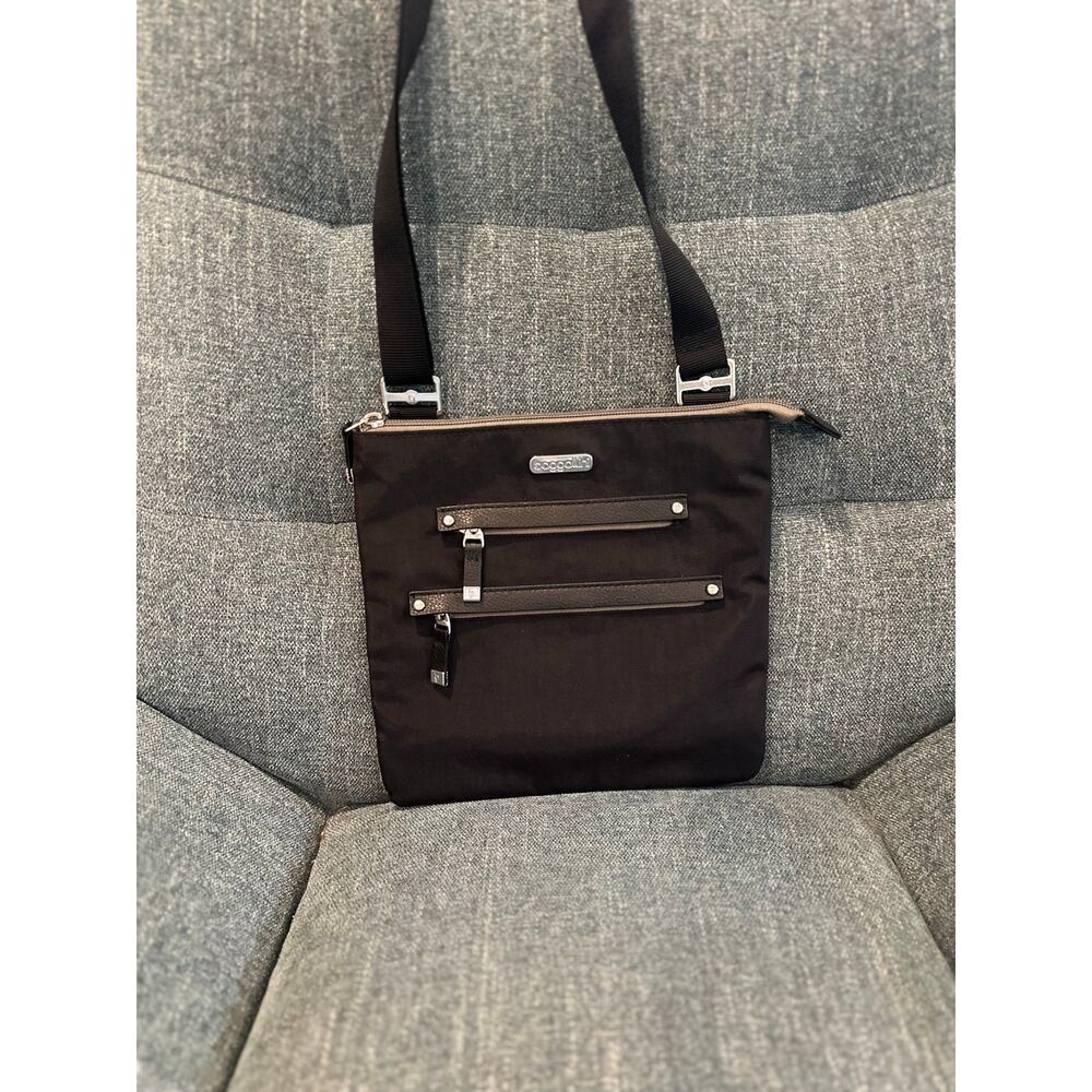 Baggallini All Around Nylon Black Crossbody Bag. - Picture 2 of 4